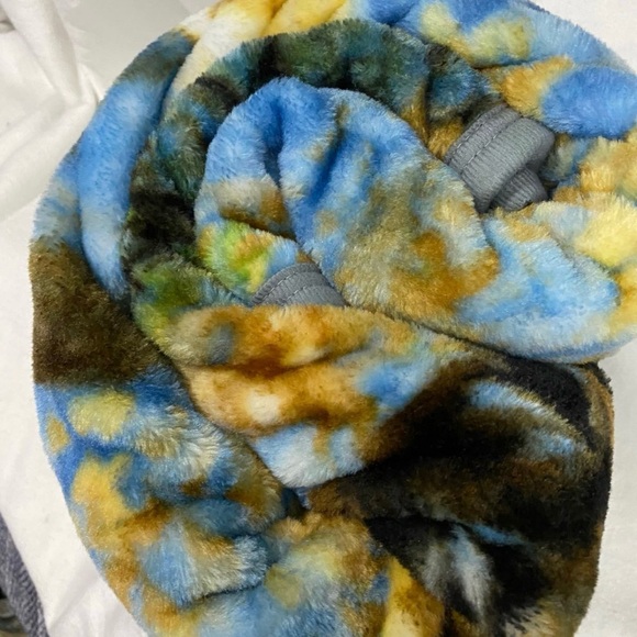 2 Deer Everwild Plush Throw Blanket. - Picture 3 of 7